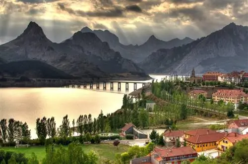 Рианьо и его водохранилище в региональном парке Монтанья-де-Рианьо и Мамподре-Леон.