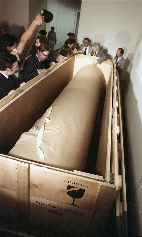 Вскрытие рулонной упаковки «Герники» перед Генеральным директором Департамента изобразительных искусств Министерства культуры и…