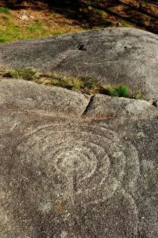 Наскальные рисунки в чистом виде: петроглифы Кампо-Ламейро-Понтеведра.
