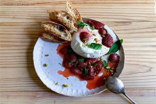 Сезонная жареная клубника с бурратой и бальзамиком