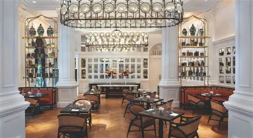 Ресторан Tiffin Room легендарного отеля Raffles in Singapore, реконструкция которого длилась шесть лет.