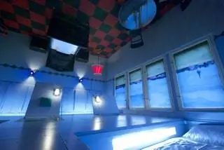 Комната вверх ногами