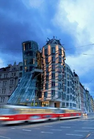 Танцующие дома 105 ступеней и лифт