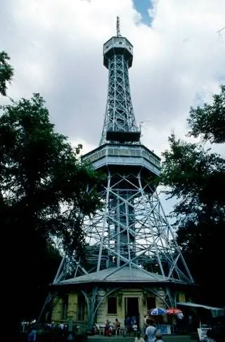 Эйфелева башня имеет 299 ступенек и лифт