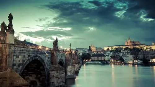 Прага: подъем и спуск по лестнице в городе 100 башен