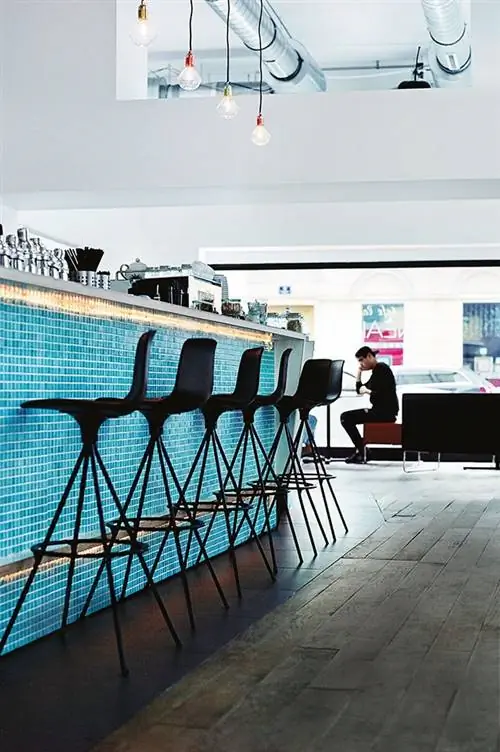 Недавно открывшийся кафетерий Sneakin с полумагазином и полубаром.