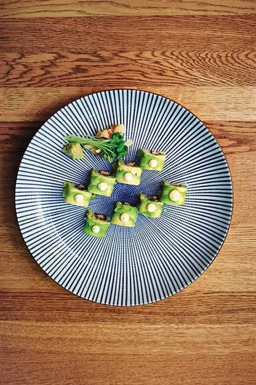 Суши с лососем в темпуре и авокадо в моти