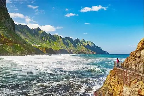 Есть агенты, которые только рекомендуют места, где они уже были.