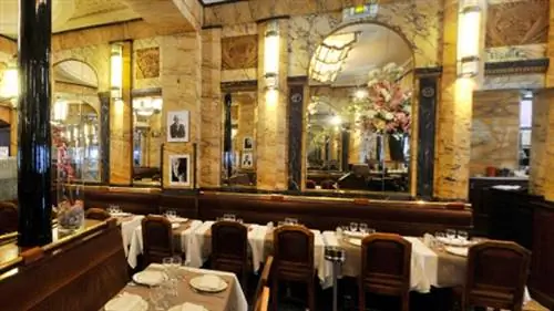 Париж под двумя парусами