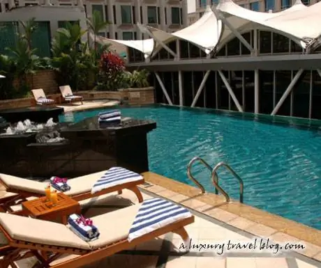 Один из двух бассейнов отеля Peninsula Excelsior, Сингапур.