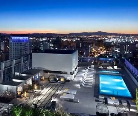 СИНЯЯ площадка у бассейна в отеле Ritz-Carlton, Лос-Анджелес