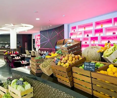 Потягивайте, наслаждайтесь и делайте покупки на воскресном бранче на рынке курорта Sheraton Bali Kuta Resort