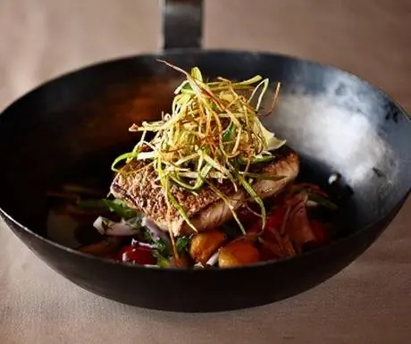 Рецепт недели: Жареная на сковороде рыба с теплым салатом Нисуаз, сливочным соусом из пармезана и ангельскими волосками из лука-порея