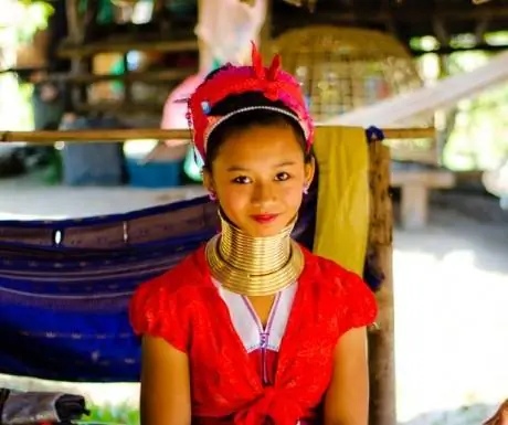 Карен «Длинношеая» женщина