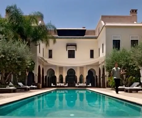 Главный бассейн виллы Де Оранжерс