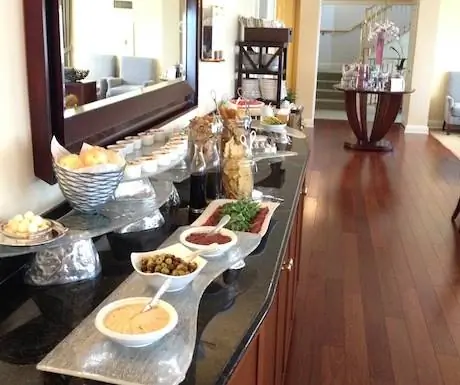 Угощения в клубном зале отеля Ritz-Carlton