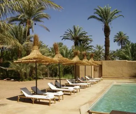 Бассейн и сад Azalai Desert Lodge