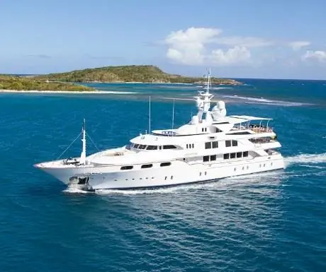 6 причин исследовать Санторини на чартере суперяхты