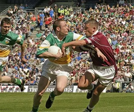 GAA Gaelic Games Offaly и Westmeath играют на футбольном чемпионате Ленстера, Крок-Парк, Дублин.