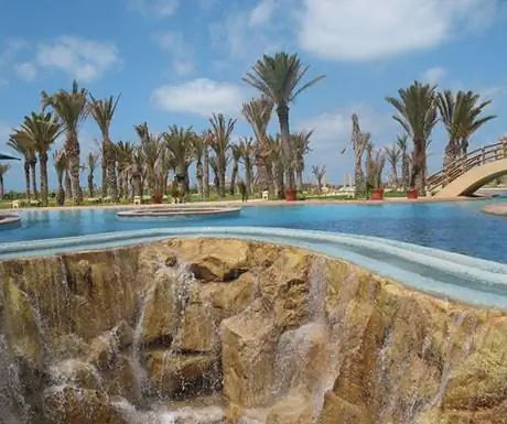 Бассейн роскошного отеля в Hasdrubal Prestige Thalassa & Spa