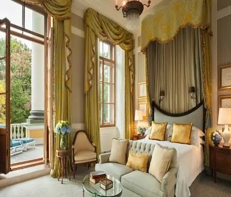 Люкс в отеле Four Seasons Lion Palace