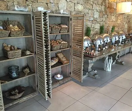 Завтрак в баре и ресторане Ammos