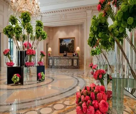 Вестибюль отеля Four Seasons George V