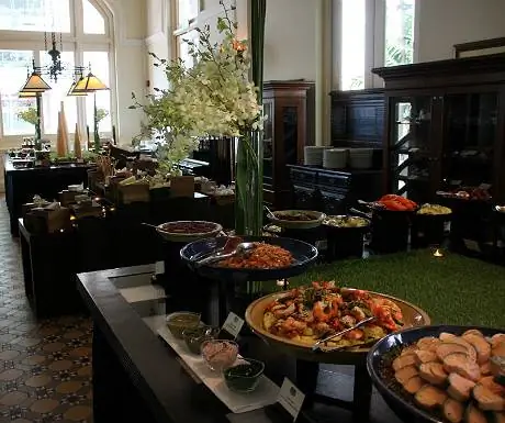 Воскресный бранч Raffles