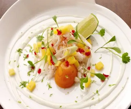 Салат из крабов и манго с йогуртом васаби