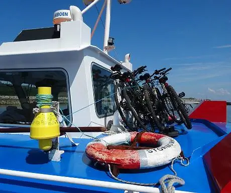 MV Sheerwater с велосипедами
