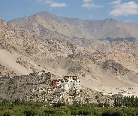 2. Исследуйте захватывающие дух пейзажи Ладакха; остановиться в The Ultimate Traveling Camp