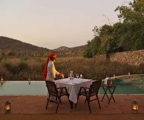 8. Отправьтесь в глэмпинг в колониальный лагерь тигров в стиле 1920-х годов; остановиться в Шер Баге