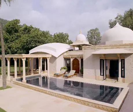 4. Совершите экскурсию по коровьей пыли в сельской местности Раджастана; остановиться в Аманбаге