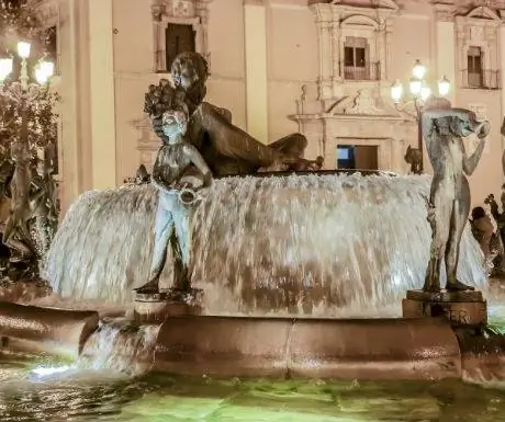 Фонтан Валенсия Турия на площади Пласа-де-ла-Вирхен перед столичным собором