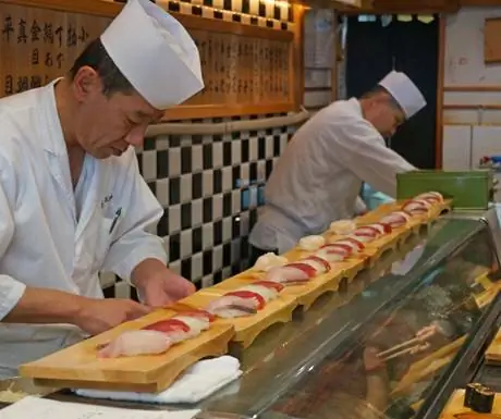 Совершите экскурсию по рыбному рынку Цукидзи и попробуйте лучшие в мире суши в Токио.
