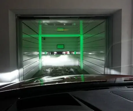 Подъем в лифте Carloft на BMW X4.