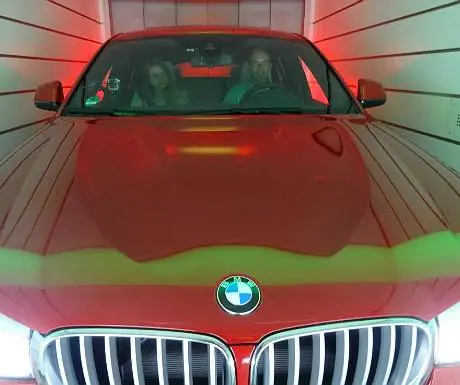 BMW X4 в лифте до Карлофта