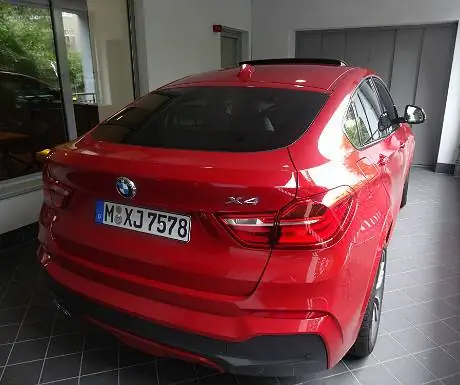 BMW X4 припаркован у Carloft