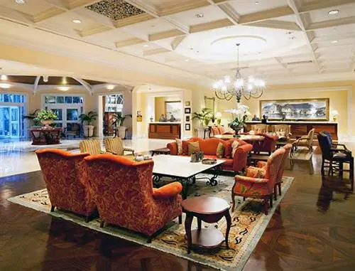 Фойе отеля Table Bay