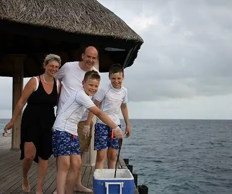 Кормление семейной рыбы