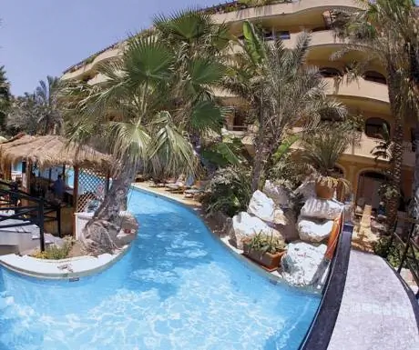 Fortina Spa Resort - бассейн в саду и бар на острове
