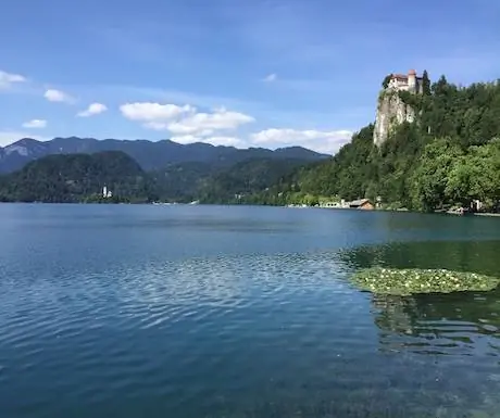 2. Посетите замок на озере Блед.