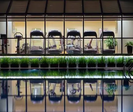Sheraton Towers Saigon - фитнес-центр Sheraton у бассейна
