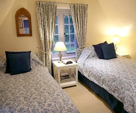 Спальня с двумя односпальными кроватями в Stone Lodge