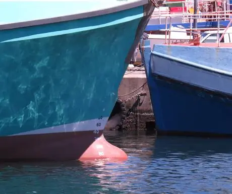 Лодка с корпусом из аквамарина