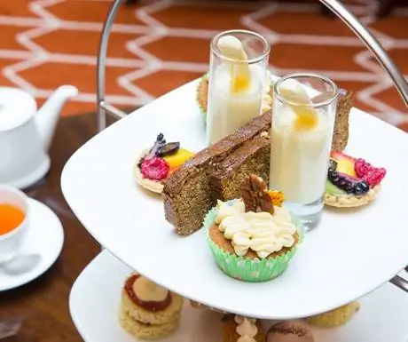 16.00 Время для чая в Waldorf Astoria Peacock Alley.