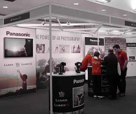 Стенд Panasonic с использованием динамического монохромного изображения