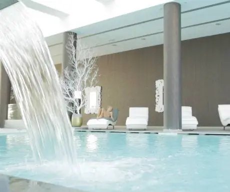 Крытый бассейн и спа-центр оздоровительного клуба отеля Diamond Delxue