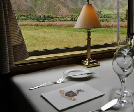 Хирам Бингем на поезде в Мачу-Пикчу