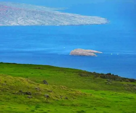 Вид на кратер Молокини с Улупалакуа